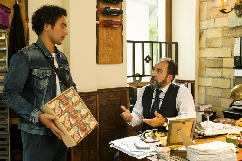 Hakim (Omar El-Saeidi) diskutiert mit seinem Vater Yussef (Adnan Maral) über die Einmischungen seiner Mutter in sein Liebesleben. – Bild: ZDF und Daniela Incoronato./​Daniela Incoronato