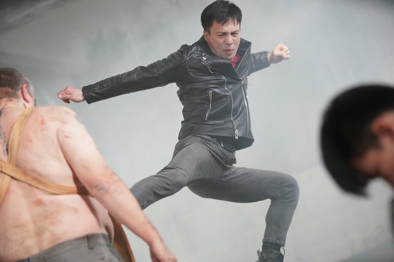 Quinn (Scott Adkins) flieht vor Aliens, schafft es dabei aber nicht, seine Tochter zu retten, die weiter in Gefangenschaft der Aliens bleibt. Auf der Flucht springt er von einem Gebäude in tiefes Wasser und steigt mitten in Vietnam aus einem Brunnen. Er kann sich nicht daran erinnern, wer er ist oder woher er kommt, und ist auch in seinem Sprachvermögen gehandicapt. Während Quinn durch die Stadt wandert und Hinweise auf seine Vergangenheit sammelt, gerät auch Connor in die Transaktionen, die diverse Gangster mit den Aliens machen. Und dann wird auch Connors Frau entführt. – Bild: Smart Media GmbH Quinn (Scott Adkins) flieht vor Aliens, schafft es dabei aber nicht, seine Tochter zu retten, die weiter in Gefangenschaft der Aliens bleibt. Auf der Flucht springt er von einem Gebäude in tiefes Wasser und steigt mitten in Vietnam aus einem Brunnen. Er kann sich nicht daran erinnern, wer er ist oder woher er kommt, und ist auch in seinem Sprachvermögen gehandicapt. Während Quinn durch die Stadt wandert und Hinweise auf seine Vergangenheit sammelt, gerät auch Connor in die Transaktionen, die diverse Gangster mit den Aliens machen. Und dann wird auch Connors Frau entführt. – Bild: Smart Media GmbH