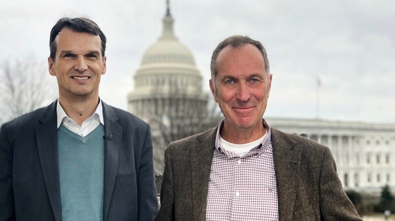 Die beiden Autoren Klaus Brinkbäumer und Stephan Lamby vor dem Kapitol in Washington. – Bild: NDR/ECO Media TV-Produktion/Mathieu Mazza Die beiden Autoren Klaus Brinkbäumer und Stephan Lamby vor dem Kapitol in Washington. – Bild: NDR/ECO Media TV-Produktion/Mathieu Mazza