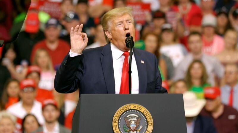 Präsident Donald Trump bei einer Wahlkampf-Rally. – Bild: NDR/​ECO Media TV-Produktion