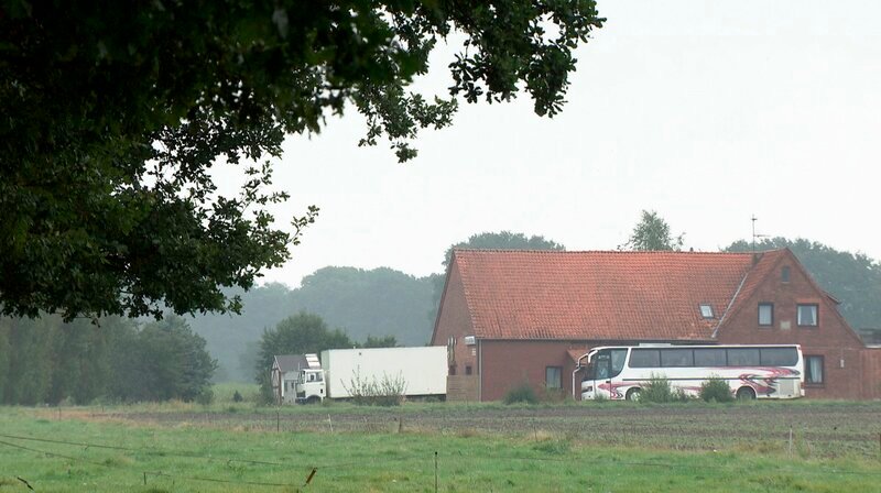 Ziel der Kaffeefahrten sind in den meisten Fällen abgelegene Gasthöfe, in denen dann die Verkaufsveranstaltungen stattfinden. – Bild: HR/​NDR