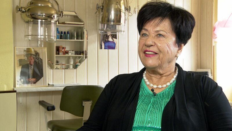 Monika Ficzko im ORF-Interview, Schwarzeneggers einzige Cousine und Friseurin in Krieglach. – Bild: ORF Monika Ficzko im ORF-Interview, Schwarzeneggers einzige Cousine und Friseurin in Krieglach. – Bild: ORF