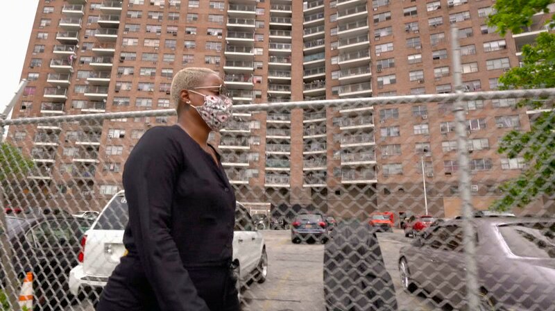 Emerita Ramoon vor ihrem Haus in der Bronx – sie lebt mit ihren beiden Söhnen im 15. Stock. – Bild: WDR/​NDR