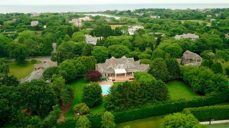 Die Strandvilla der Bickleys, Rückzugsort der New Yorker Familie in der Pandemie. – Bild: WDR/​NDR
