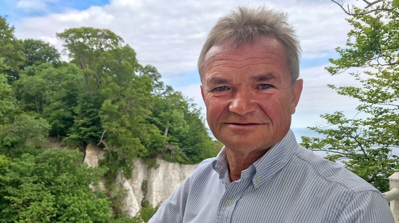 Thomas Schumann, Schumann Reisen, am Kreidefelsen – erste Reise nach der Corona-Pause – Bild: MDR/Hoferichter & Jacobs Thomas Schumann, Schumann Reisen, am Kreidefelsen – erste Reise nach der Corona-Pause – Bild: MDR/Hoferichter & Jacobs