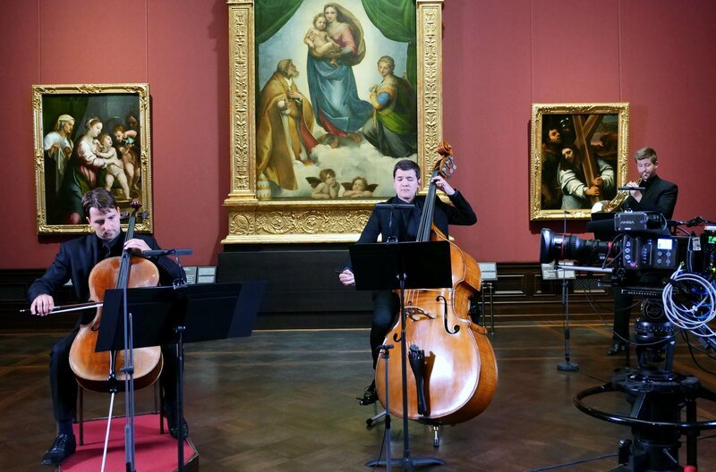 Norbert Anger (li.) und Viktor Osokin (re.) von der Staatskapelle Dresden vor der ?Sixtinischen Madonna? – Bild: Tilo Krause /​ © Tilo Krause