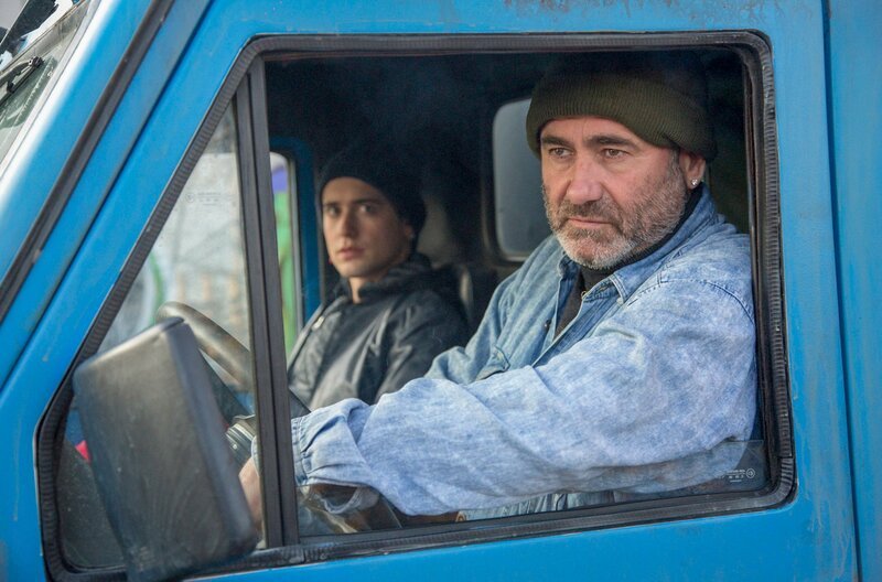 Im 21. Jahrhundert sind Pippo (Carlo Massimino, li.) und Ultimo (Sergi López, re.) zwar keine Leibeigenen mehr, aber trotzdem quasi besitzlos. – Bild: tempesta srl/Simona Pampallona / © tempesta srl/Simona Pampallona Im 21. Jahrhundert sind Pippo (Carlo Massimino, li.) und Ultimo (Sergi López, re.) zwar keine Leibeigenen mehr, aber trotzdem quasi besitzlos. – Bild: tempesta srl/Simona Pampallona / © tempesta srl/Simona Pampallona