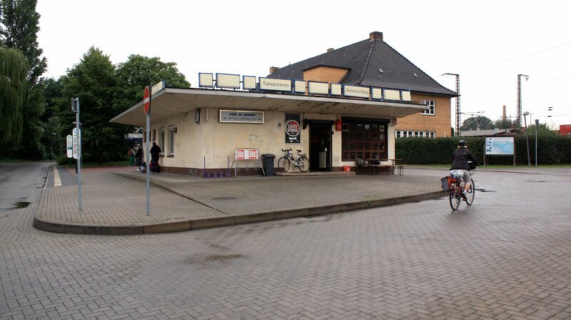 Der Bahnhofs-Kiosk von Bern Fischer am Boizenburger Bahnhof. Er ist von 05.00 bis 22:00 Uhr geöffnet. Er ist zugleich Fußball-Fanclub und Stammkneipe für Schichtarbeiter, Taxifahrer und Rentner. – Bild: MDR/​NDR/​Basthorster Filmmanufaktur/​Dieter Schumann