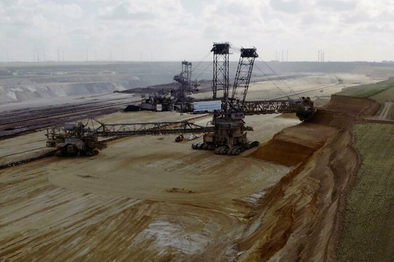Abbau von Braunkohle nahe Köln durch den Energiekonzern RWE. – Bild: SRF Abbau von Braunkohle nahe Köln durch den Energiekonzern RWE. – Bild: SRF