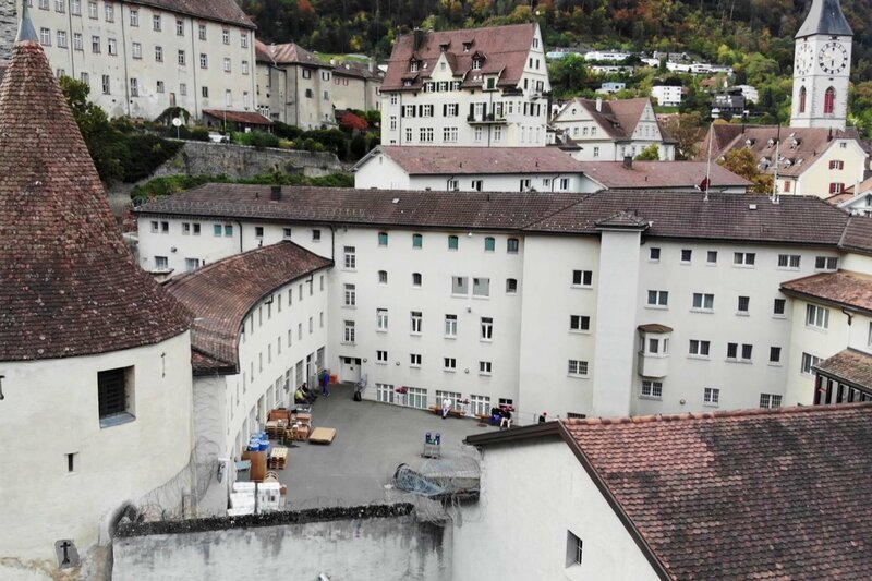Die Strafanstalt Sennhof liegt am Rande der Altstadt Chur. – Bild: SRF