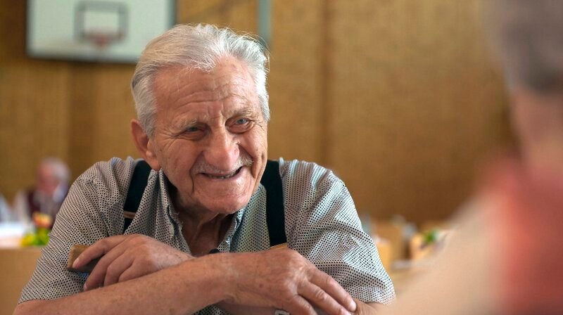 Hans Bär war mit 14 Jahren vor den Nazis geflohen. Nun besucht der 95-Jährige nach achtzig Jahren Exil in Argentinien zum ersten Mal sein Heimatdorf Wohnbach in der Wetterau. – Bild: HR