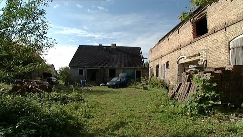 Paul und Heike haben einen Drei-Seiten-Hinterhof in Templin erstanden und geben ihre gewohnte Umgebung auf, um mit Töchterchen Elena ihren Traum zu verwirklichen. Doch das Wohnhaus ist stark sanierungsbedürftig … – Bild: RTL Zwei