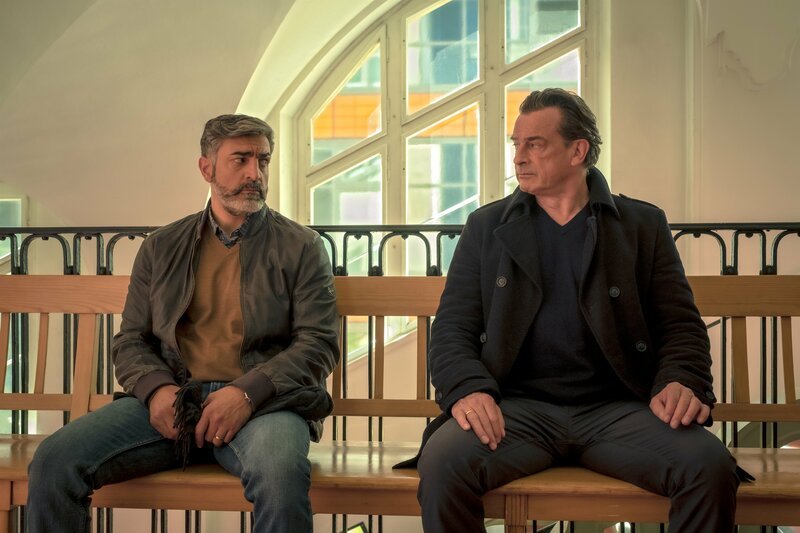 Latif (Neil Malik Abdullah, l.) und Simon (Thomas Sarbacher, r.) sitzen auf der Wartebank. – Bild: ZDF und Conny Klein.