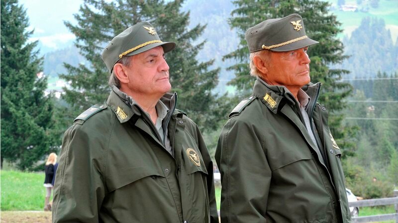 Stundenlang sind Roccia (Francesco Salvi, links) und Pietro (Terence Hill) mit der ganzen Mannschaft der Forstwache auf der Suche nach dem entführten Martino gewesen. Leider ohne Erfolg. – Bild: SWR/​HR/​BR/​Beta Film GmbH/​Allessandro Molinari