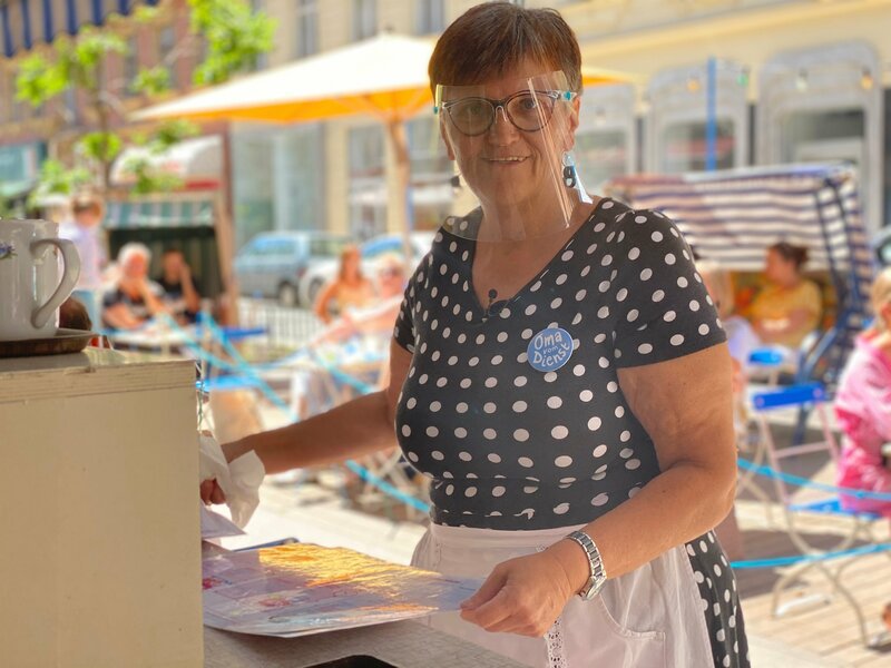 Die Wienerin Karin Hofbauer (62) arbeitet im Rentenalter ? weil sie will, nicht, weil sie muss. – Bild: ZDF und Sebastian Galle.