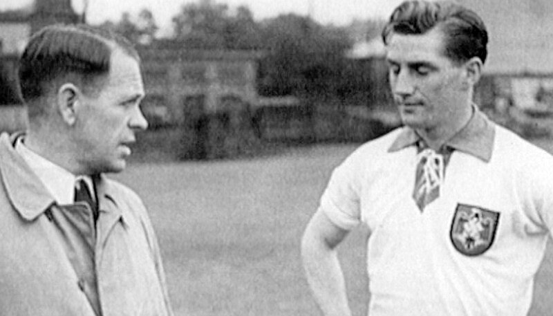 Fritz Walter als junger Spieler (re.) mit Sepp Herberger. – Bild: SWR
