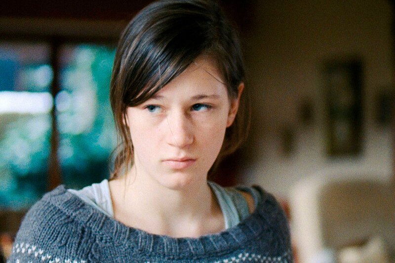 Maren (Luisa Sappelt) steckt mitten in der Pubertät, als sie erfährt, dass ihr Vater – den sie auf einem Selbstfindungstrip in Nepal wähnt – schon längst gefunden und das Geschlecht gewechselt hat. – Bild: ZDF und SWR/​teamworx/​Kai Schulz.