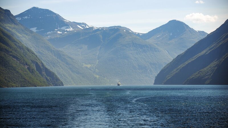 NDR Fernsehen 125 JAHRE HURTIGRUTEN, am Freitag (30.03.18) um 20:15 Uhr. Angesichts der Majestät der großen Fjorde Norwegens wirkt sogar ein Kreuzfahrtschiff ganz klein. Weitere Fotos erhalten Sie auf Anfrage. © NDR/​Michel Struve, honorarfrei – Verwendung gemäß der AGB im engen inhaltlichen, redaktionellen Zusammenhang mit genannter NDR-Sendung bei Nennung „Bild: NDR/​Michel Struve“ (S2). NDR Presse und Information/​Fotoredaktion, Tel: 040/​4156⁠–⁠2306 oder -2305, pressefoto@ndr.de – Bild: NDR/​Michel Struve