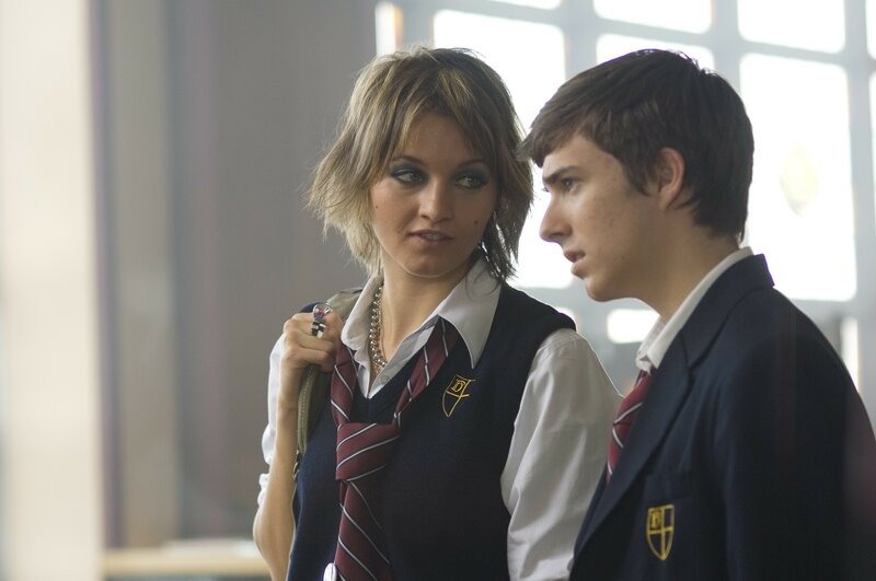 Lange Beine, kurze Lügen - und ein Fünkchen Wahrheit ... – Bild: Puls 4