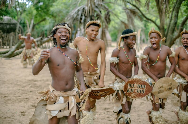 Bei Festen führen Zulu-Tänzer in traditioneller Kleidung altüberlieferte Tänze aus. – Bild: schmidtFilm /​ © schmidtFilm