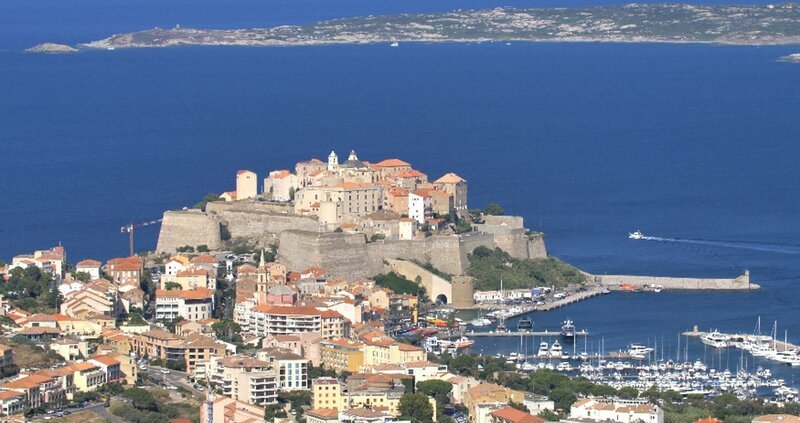 Die kleine Küstenstadt Calvi auf Korsika mit ihrer eindrucksvollen genuesischen Zitadelle. – Bild: ZDF und Franck Decluzet.