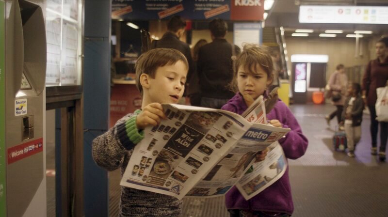 Aatos und Flo lesen eine Zeitung. – Bild: NDR/​Real Fiction Filmverleih