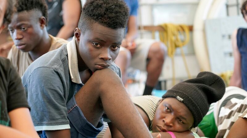 Der 12-jährige Bambino ist mit seinem Bruder aus Libyen geflüchtet. – Bild: NDR/Jonas Schreijäg Der 12-jährige Bambino ist mit seinem Bruder aus Libyen geflüchtet. – Bild: NDR/Jonas Schreijäg