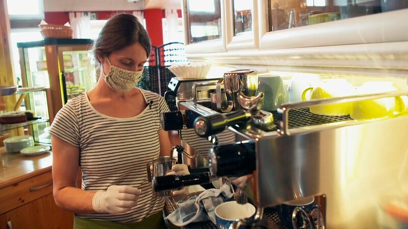 Die Öko-Landwirtin Franzisca Dörr in ihrem Bauerhofcafé. – Bild: HR