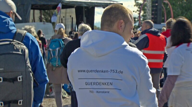 Querdenker auf Demo in Konstanz. – Bild: SWR Querdenker auf Demo in Konstanz. – Bild: SWR