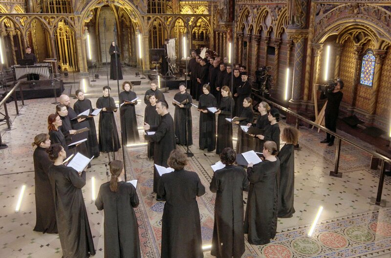 Teodor Currentzis in der Sainte-Chapelle von Paris – Bild: LFJF /​ © LFJF