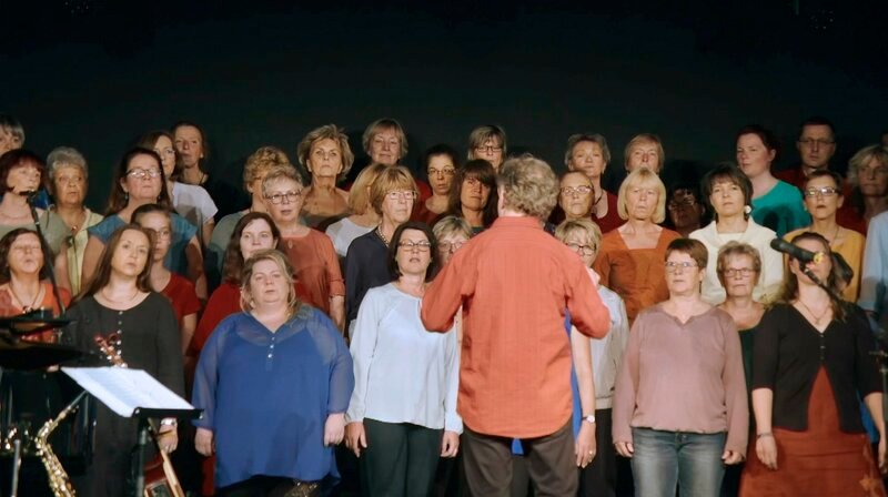 Der Bürgerchor Hoyerswerda hält Gundis Lieder am Leben – Bild: rbb/MDR/Uwe Mann/Inselfilm Der Bürgerchor Hoyerswerda hält Gundis Lieder am Leben – Bild: rbb/MDR/Uwe Mann/Inselfilm