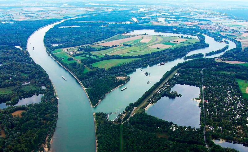 Tulla verkürzte mit seinen Durchstichen den Rhein zwischen Basel und Mannheim um über 80 Kilometer. Zwei Drittel der Wasserfläche trockneten aus und wurden zu wertvollem Ackerland. – Bild: SWR/​Vidicom/​Peter Bardehle