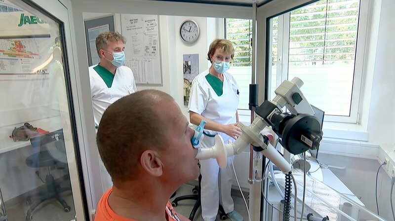 rbb Fernsehen GUT LEBEN MIT RHEUMA – WEGE AUS DEM SCHMERZ, am Mittwoch (18.11.20) um 20:15 Uhr. Schmerzende Gelenke – das ist oft der erste Gedanke, wenn das Wort ?Rheuma? fällt. Doch nicht nur Gelenke oder Muskeln können betroffen sein, auch die Lunge, die Haut oder das Herz können an „Rheuma“ erkranken. Die gute Nachricht: Es gibt heute moderne, gut wirkende Medikamente. Die rbb Praxis hat Betroffene in der Region bei der Diagnose und Therapie begleitet. – Honsa Nowack leidet unter systemischer Sklerodermie, einer seltenen Rheumaform. Die Erkrankung kann auch die Lunge schädigen und lebensgefährlich werden. Um das rechtzeitig zu erkennen, muss auch regelmäßig seine Lungenfunktion überprüft werden. © rbb, honorarfrei – Verwendung gemäß der AGB im engen inhaltlichen, redaktionellen Zusammenhang mit genannter rbb-Sendung bei Nennung „Bild: rbb“ (S2+). rbb Presse & Information, Masurenallee 8–14, 14057 Berlin, Tel: 030/97 99 3–12118 oder -12116, pressefoto@rbb-online.de – Bild: rbb / rbb Presse & Information rbb Fernsehen GUT LEBEN MIT RHEUMA – WEGE AUS DEM SCHMERZ, am Mittwoch (18.11.20) um 20:15 Uhr. Schmerzende Gelenke – das ist oft der erste Gedanke, wenn das Wort ?Rheuma? fällt. Doch nicht nur Gelenke oder Muskeln können betroffen sein, auch die Lunge, die Haut oder das Herz können an „Rheuma“ erkranken. Die gute Nachricht: Es gibt heute moderne, gut wirkende Medikamente. Die rbb Praxis hat Betroffene in der Region bei der Diagnose und Therapie begleitet. – Honsa Nowack leidet unter systemischer Sklerodermie, einer seltenen Rheumaform. Die Erkrankung kann auch die Lunge schädigen und lebensgefährlich werden. Um das rechtzeitig zu erkennen, muss auch regelmäßig seine Lungenfunktion überprüft werden. © rbb, honorarfrei – Verwendung gemäß der AGB im engen inhaltlichen, redaktionellen Zusammenhang mit genannter rbb-Sendung bei Nennung „Bild: rbb“ (S2+). rbb Presse & Information, Masurenallee 8–14, 14057 Berlin, Tel: 030/97 99 3–12118 oder -12116, pressefoto@rbb-online.de – Bild: rbb / rbb Presse & Information