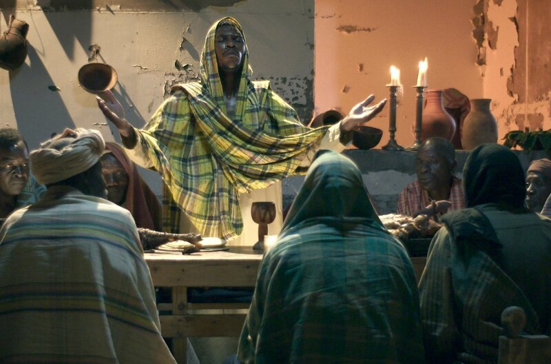 Die Angolaner stellen das letzte Abendmahl nach. – Bild: Nic Hofmeyr /​ © Nic Hofmeyr
