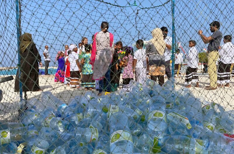 Shaahina Ali errichtet auf den Malediven Sammelstallen für Plastikflaschen. – Bild: HR