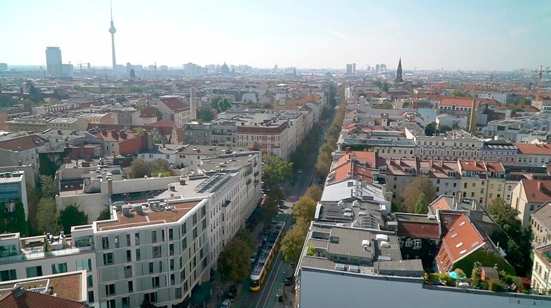 Sie ist Inbegriff des ewigen Berliner Wandels: Die Kastanienallee in Prenzlauer Berg. Einst Arbeiterkiez, dann Bohème-Quartier, Szenemeile und internationale Touristen-Attraktion. Früher arm, heute sexy. 950 Meter Großstadt zwischen Hochglanz und Tradition. Der Film porträtiert die legendäre Berliner Straße anhand der Menschen, die auf ihr leben und arbeiten. – Die Kastanienallee von oben. – Bild: rbb