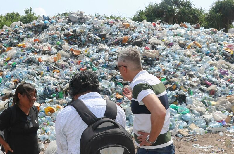 Shaahina Ali im Interview vor gesammeltem Plastikmüll. – Bild: HR