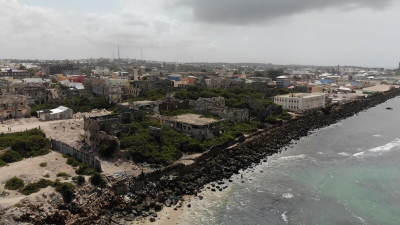 Drei Jahrzehnte Bürgerkrieg, Hungersnöte und der Terror der Al-Shabaab-Miliz haben tiefe Spuren in Mogadischu hinterlassen. – Bild: ZDF und Stéphane Girard./​Stéphane Girard