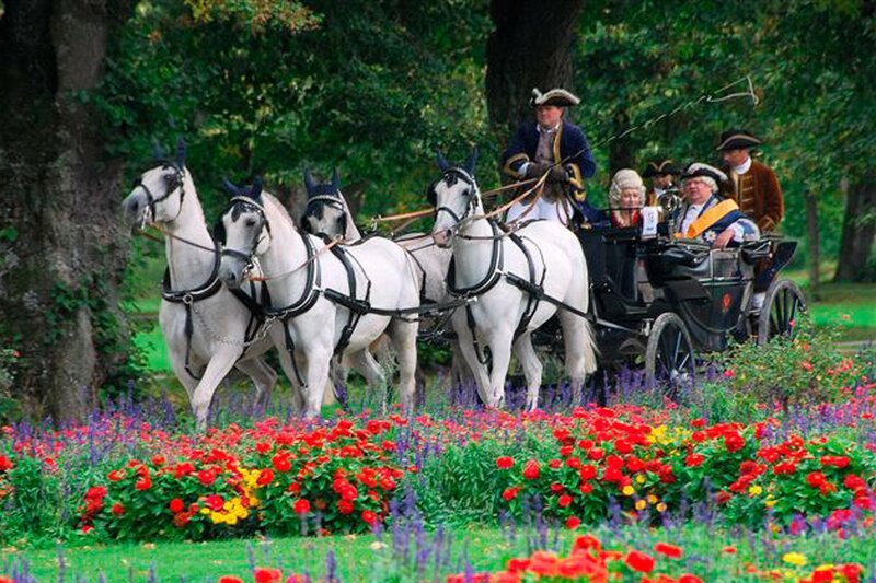 Jedes Jahr im Herbst wird wieder zum Halali geblasen: Auf Schloss Schleißheim findet eine der wohl eindrucksvollsten Jagdveranstaltungen in Bayern statt. – Bild: ZDF und BR/​Schubert Bernried.