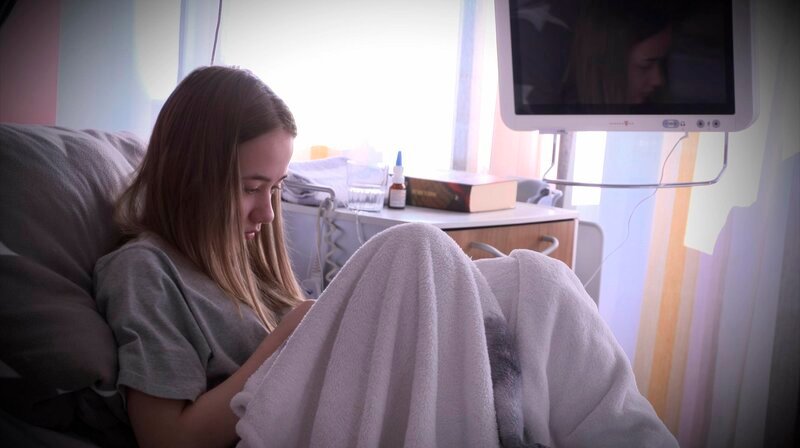 Anna hofft auf die rettende Op. – Bild: SWR Anna hofft auf die rettende Op. – Bild: SWR