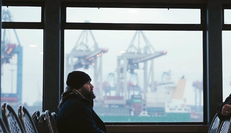 Obwohl sich Sebastián von seinem Vater Manuél im Stich gelassen fühlt, will er ihm beweisen kein Versager zu sein und begibt sich dadurch in einen Konflikt zwischen Anerkennung und erneuter Zurückweisung. Eine Produktion der Filmakademie Baden-Württemberg und der Kojoten Filmproduktion GmbH in Koproduktion mit SWR und NDR. Sebastián (José Barros) ist auf dem Weg zur Arbeit. Er weiß nicht was ihn in seinem neuen Job erwartet. – Bild: SWR/​Filmakademie BW