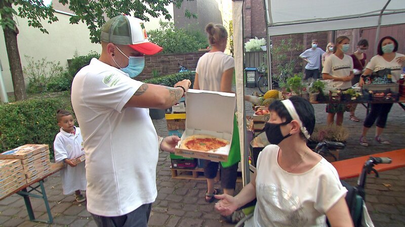 Restaurantbesitzer Fabio Grosso liefert kostenlos Pizzen an die Initiative #seimensch. – Bild: SWR