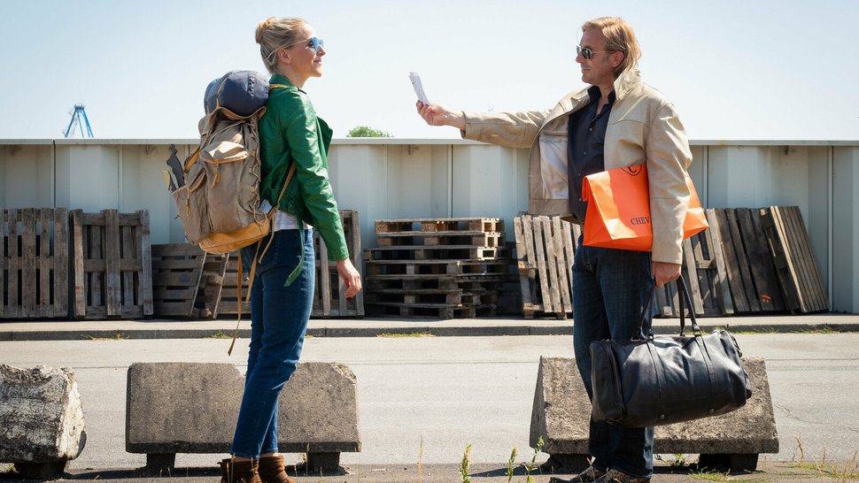 Liebe verjährt nicht Tanja Wedhorn als Veronika Trost, Heino Ferch als Piet N. Schneller SRF/Christine Schroeder – Bild: SRF2 Liebe verjährt nicht Tanja Wedhorn als Veronika Trost, Heino Ferch als Piet N. Schneller SRF/Christine Schroeder – Bild: SRF2
