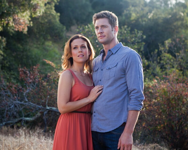 Samantha Hart (Erin Krakow, l.); Heath Madsen (Ryan McPartlin, r.) – Bild: Mediapool, LLC. Lizenzbild frei
