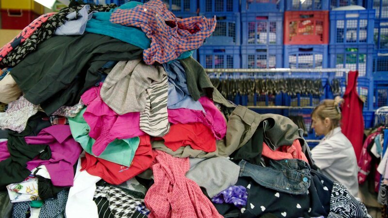 „Fast Fashion: Plastikmüll statt Mode – ersticken wir in Billig-Altkleidern?“, Dutzende Kleidungsstücke kauft jeder von uns pro Jahr. Längst hat sich der Kleiderkauf vom Bedarf entkoppelt, ist zur Freizeitbeschäftigung geworden. Mit verantwortlich für die Textilflut: der wachsende Einsatz synthetischer Fasern wie Polyester, die Kleidung so billig machen. Altkleidersammler stöhnen, denn die vielen Billig- und Plastikklamotten lassen sich schlecht recyceln und taugen zum Teil nicht einmal mehr als Putztuch. Immer öfter besteht Kleidung aus billigem Fasermix: Polyester, Polyacryl oder Elasthan. Je mehr Synthetik, desto schwieriger die Weiterverwertung. Aus wasserabweisender Funktionskleidung kann man nichts mehr machen. Nicht mehr tragbare Kleider wandern daher immer öfter – kostenpflichtig – in die Müllverbrennung. Für die Altkleidersammler ist das ein schlechtes Geschäft. Die erdölbasierte Polyester-Faser ist der große Gewinner der Fast Fashion und ihr Treiber. Billig, leicht und immer verfügbar. SENDUNG: ORF3 – MO – 09.11.2020 – 21:05 UHR. – Veroeffentlichung fuer Pressezwecke honorarfrei ausschliesslich im Zusammenhang mit oben genannter Sendung oder Veranstaltung des ORF bei Urhebernennung. – Bild: ORF