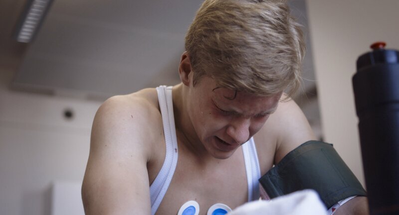 Auch Fillip muss regelmäßig bei einem medizinischen Leistungstests unter Beweis stellen, wie gut er trainiert hat. – Bild: ZDF und Laura Kansky.