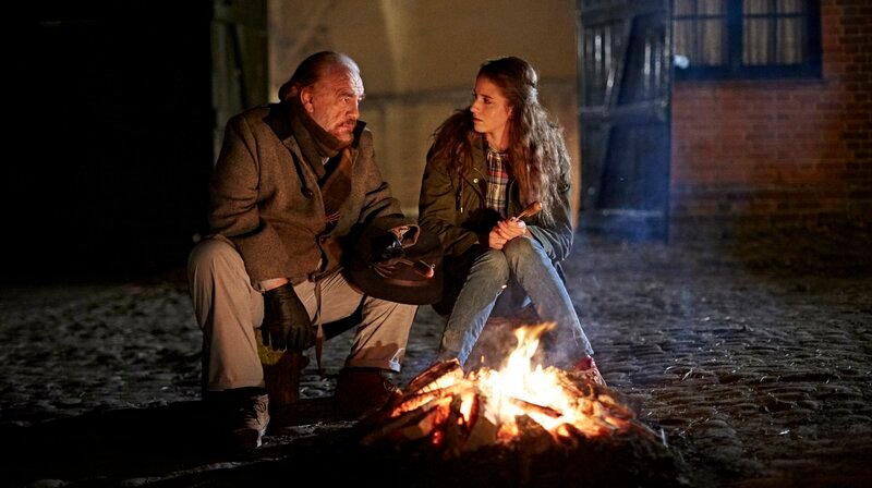 Sir Michael (Brian Cox) und Dorottya (Coco König) – Bild: WDR/Festival Films Sir Michael (Brian Cox) und Dorottya (Coco König) – Bild: WDR/Festival Films