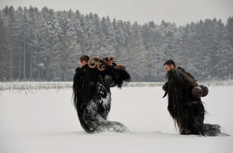 Egal ob Percht oder Krampus – alte Traditionen und magisches Wintertreiben sind heute in ganz Österreich beliebter denn je. – Bild: Pimp the Pony Productions