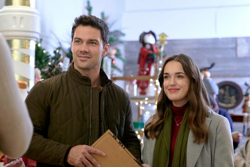Jessica (Elizabeth Henstridge) und Nick (Ryan Paevey) sollen gemeinsam die Planung für die diesjährige Weihnachtsausstellung übernehmen. – Bild: SUPER RTL