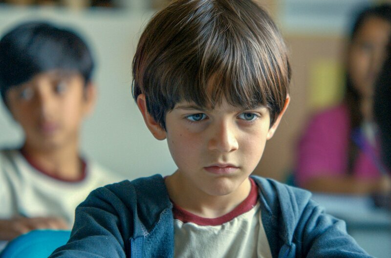Der 7-jährige Joel (Miguel Lobo) versteckt seine wahre Identität vor seinen Mitschülern. – Bild: arte